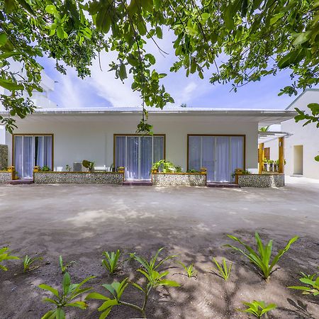 Aadan Beach House Hotel Dhigurah  Exterior photo