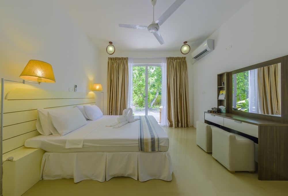 Aadan Beach House Hotel Dhigurah  Exterior photo