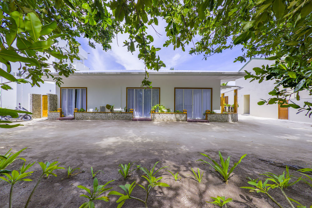 Aadan Beach House Hotel Dhigurah  Exterior photo